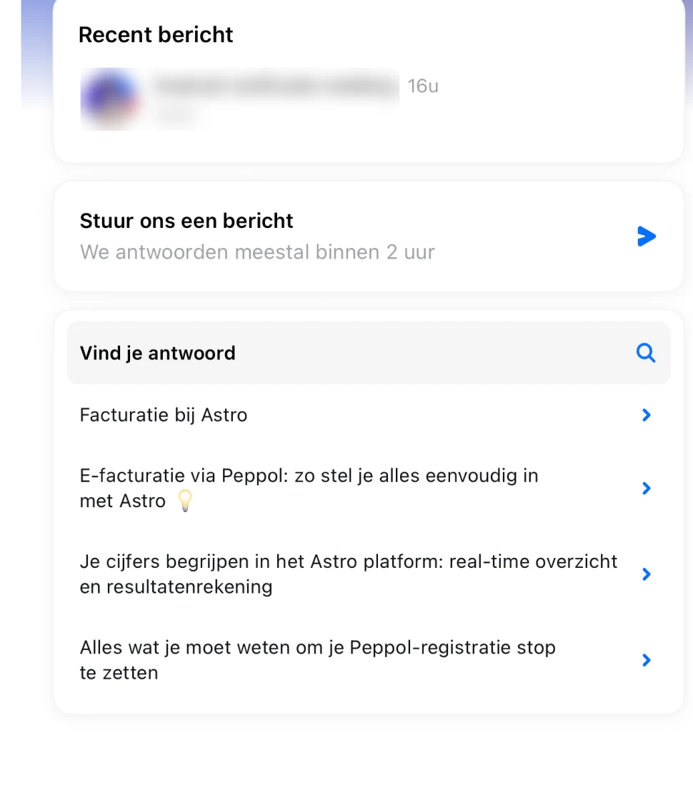 Het chatscherm met een recent bericht, een knop om te schrijven en een lijst met artikels